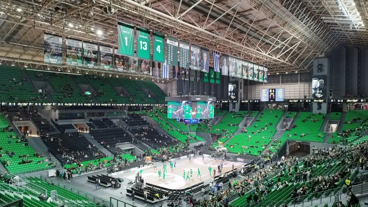 Arena olahraga indoor dengan lampu sorot menyala