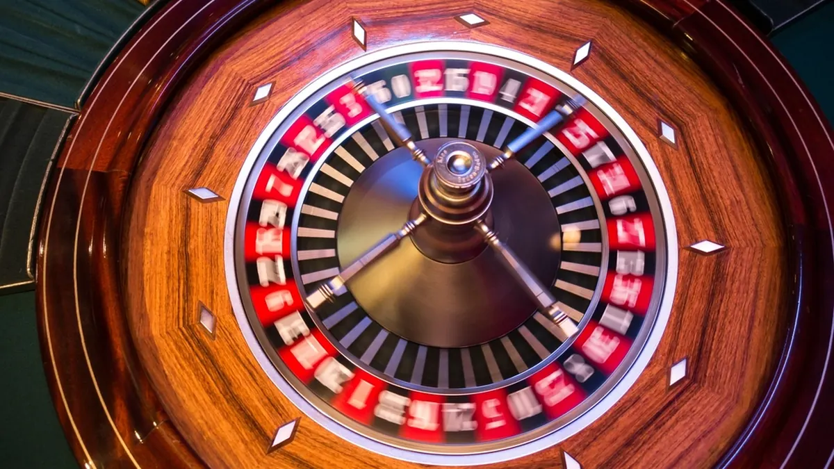 Roda roulette di atas meja kasino