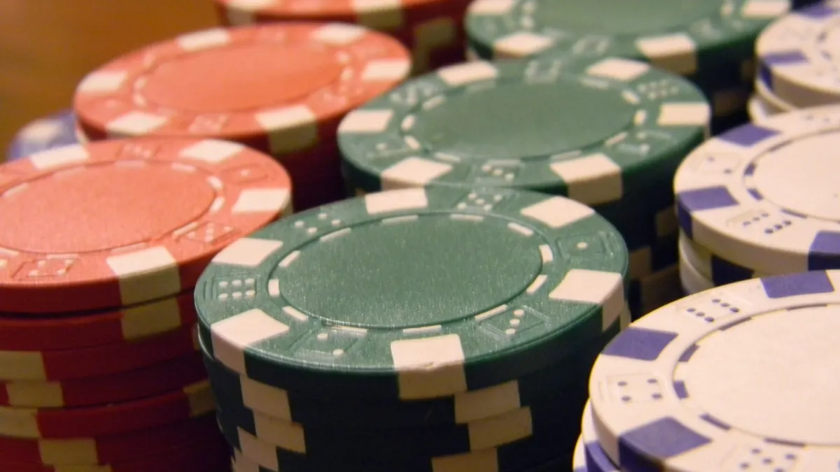 Tumpukan keripik poker warna-warni di atas meja