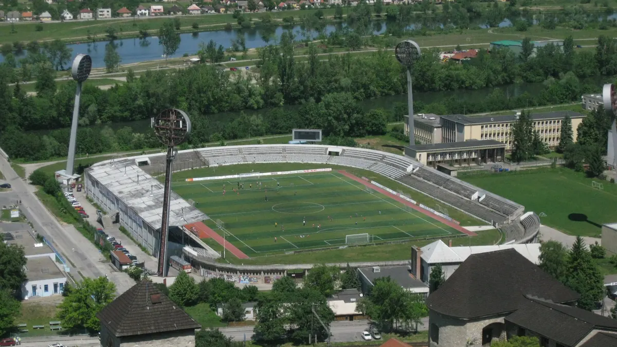 Stadion sepak bola dengan lampu sorot menyala